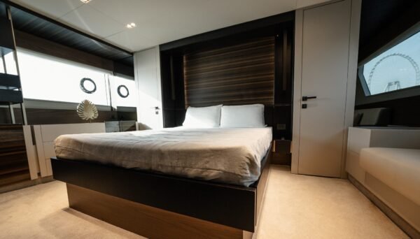 Ferretti 670/Hourly - Image 4